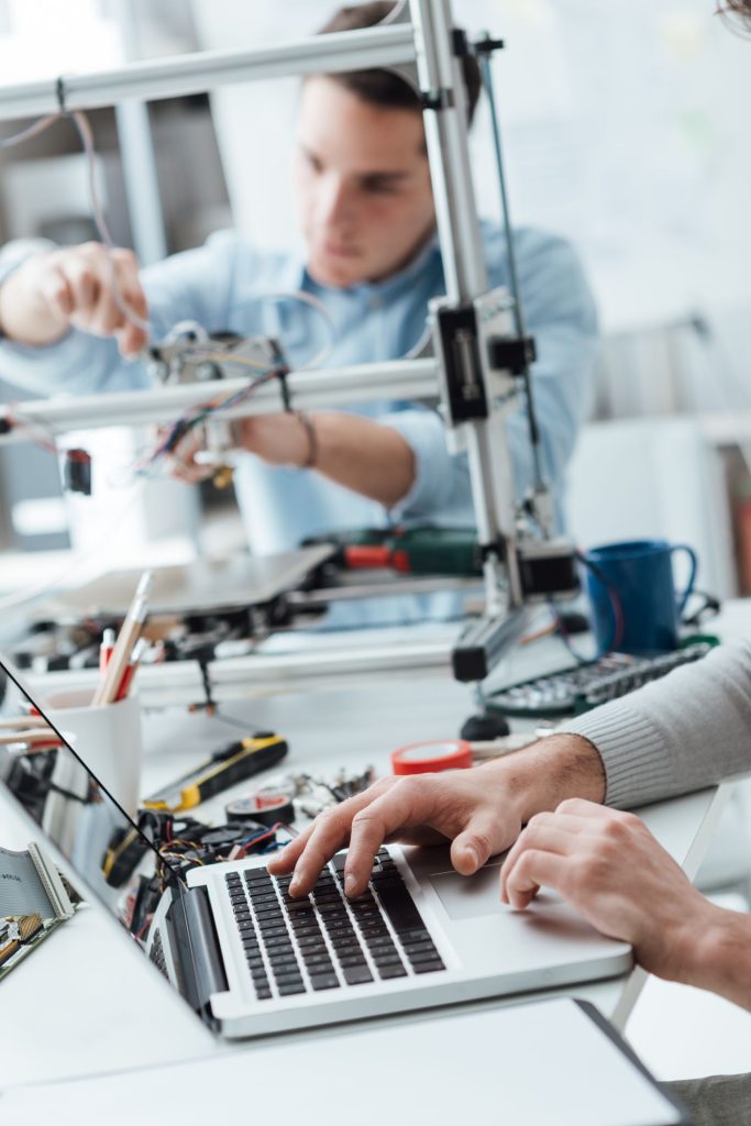 Studenci pracują w laboratorium