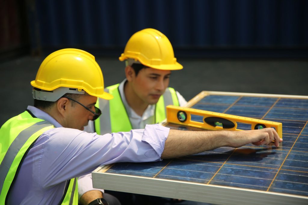 Mężczyźni instalują panel e solarne