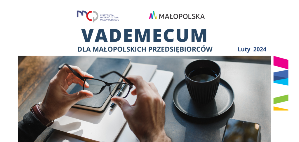 Na biurku znajduje się filiżanka i notes. Znajdują też dłonie trzymające okulary.