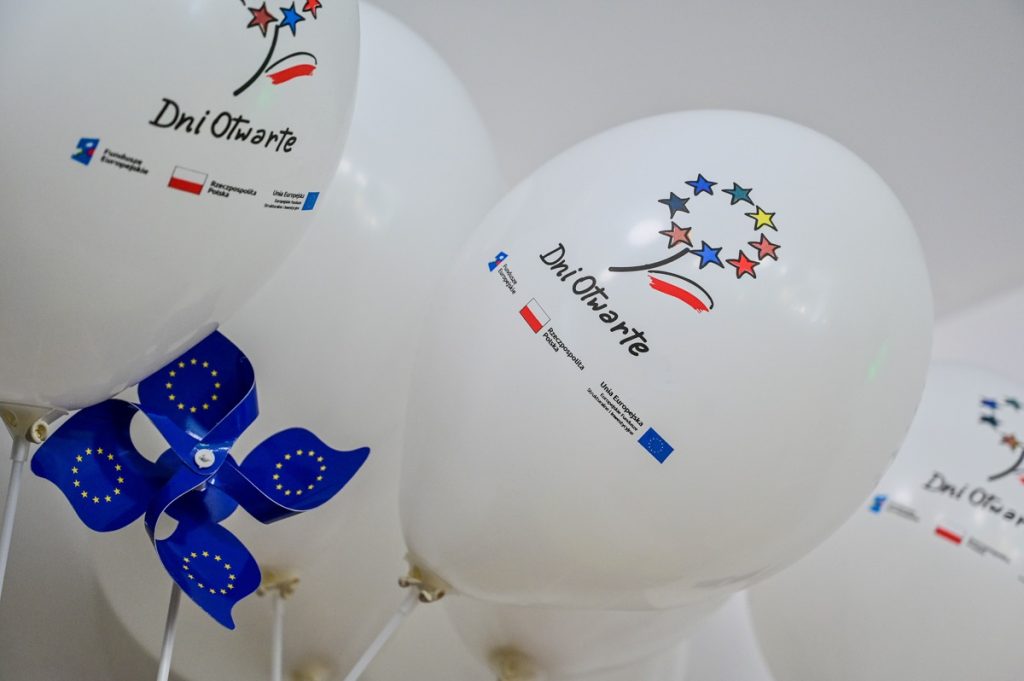 Kilka biłaych balonów na których są logotypy Unii Europejskiej oraz napis "Dni otwarte"