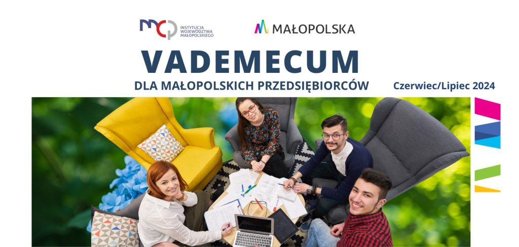 kobiety i mężczyźni siedzący przy stole i patrzący w górę