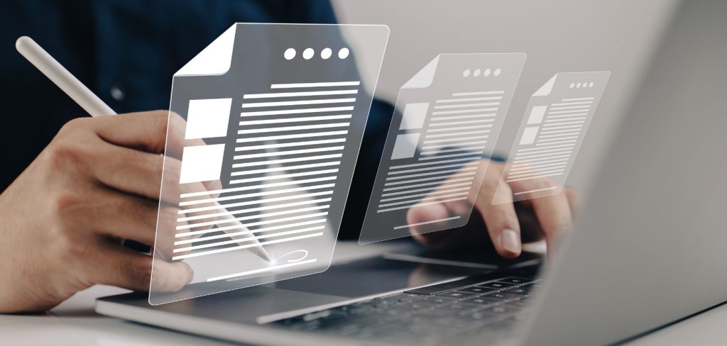 Człowiek pracuje przy laptopie