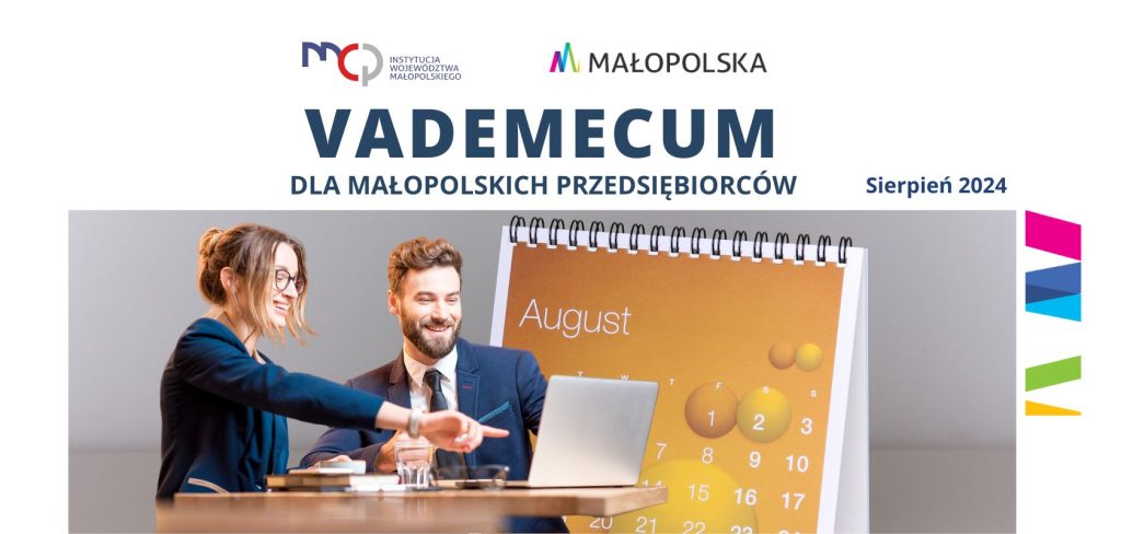 kobieta z mężczyzną przy laptopie, w tle kalendarz na miesiąc sierpień