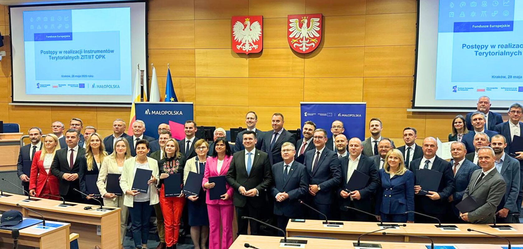 sala obrad, kilkadziesiąt osób, w tym marszałkowie Województwa Małopolskiego oraz przedstawiciele gmin zrzeszonych w ZIT