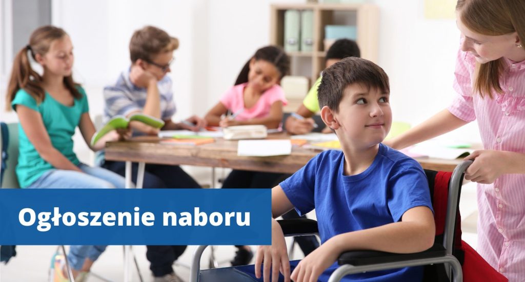 Nauczycielka podchodzi do ucznia znajdującego sie na wózku inwalidzkim