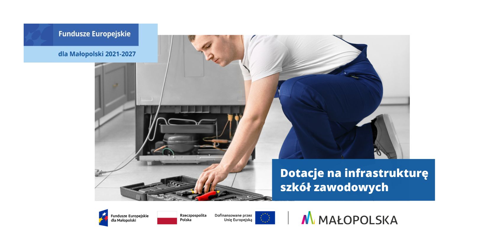 Młody technik naprawiający lodówkę w kuchni