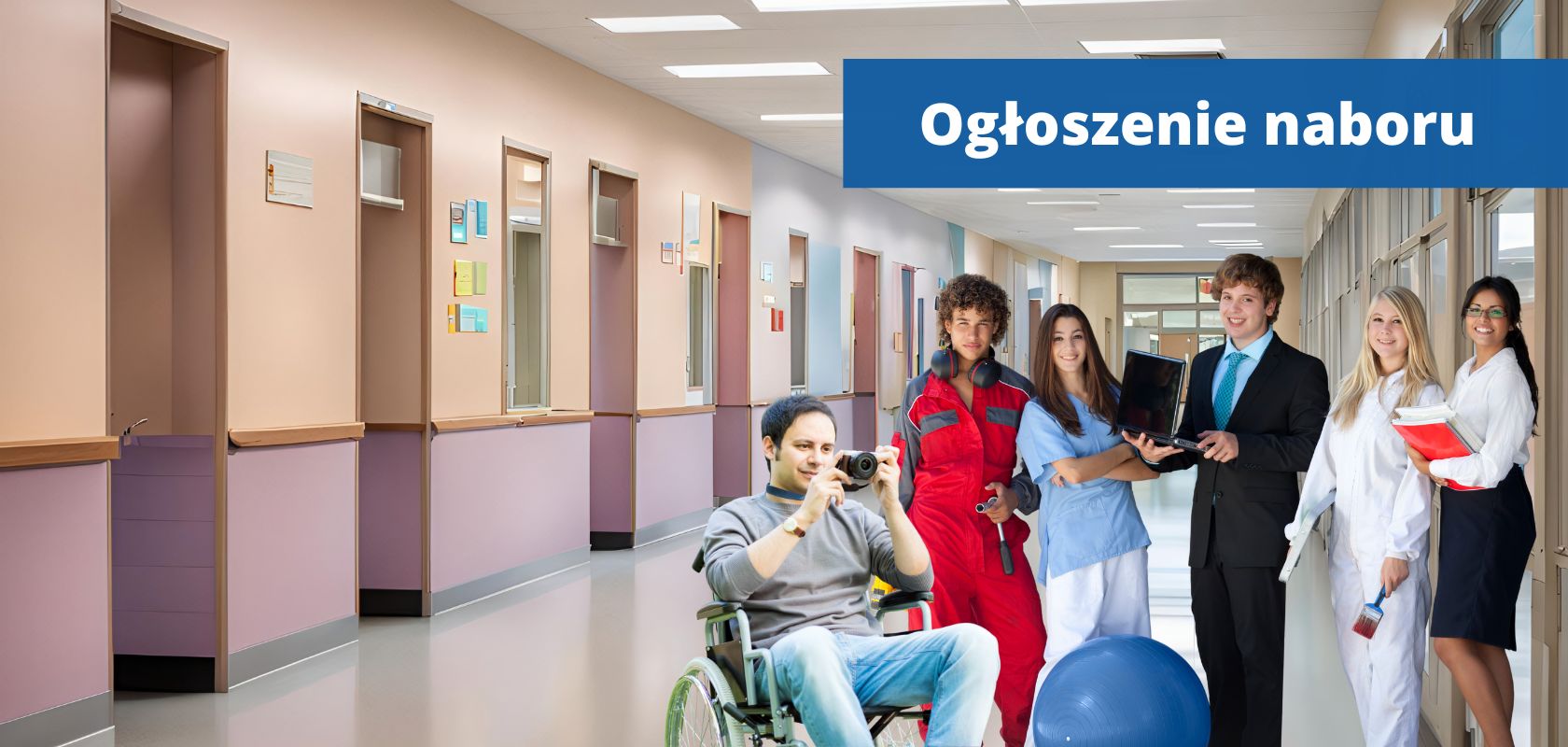 Grupa młodzieży – przedstawicieli różnych zawodów, w tym osoba na wózku inwalidzkim z aparatem fotograficznym, na szkolnym korytarzu
