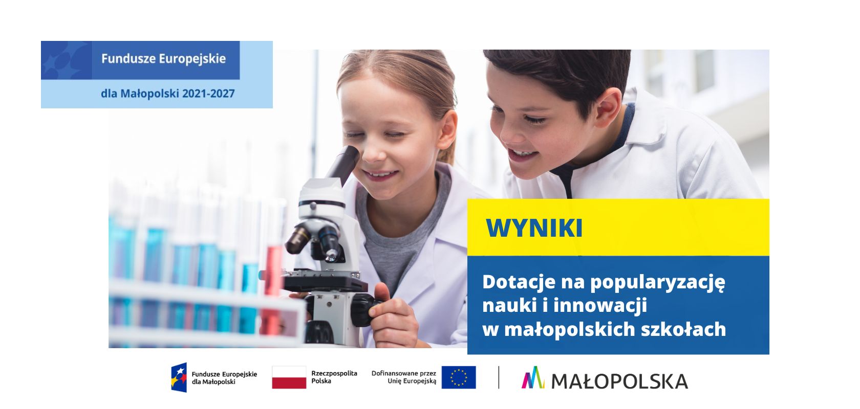 dziewczynka i chłopiec w fartuchach laboratoryjnych patrzą przez mikroskop