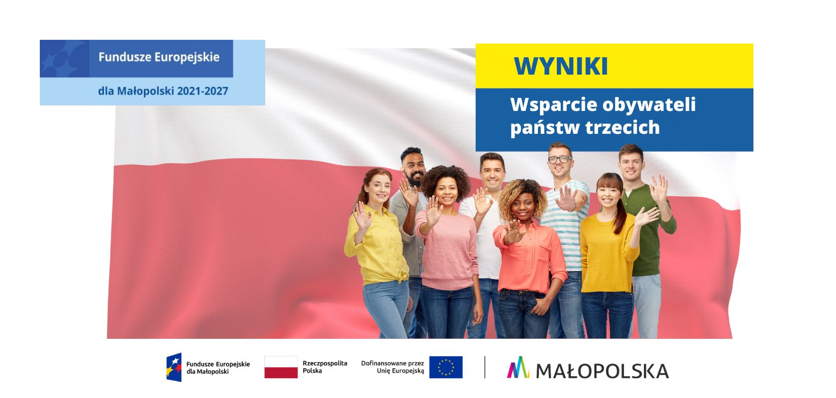 grupa młodych ludzi różnej narodowości stoi na tle polskiej flagi