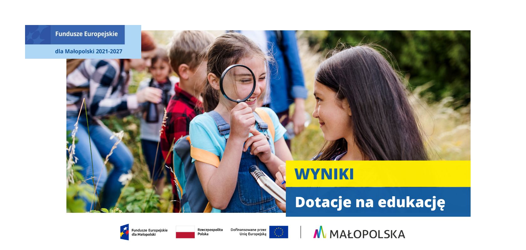 grupa dzieci w wieku szkolnym na zajęciach przyrodniczych w terenie