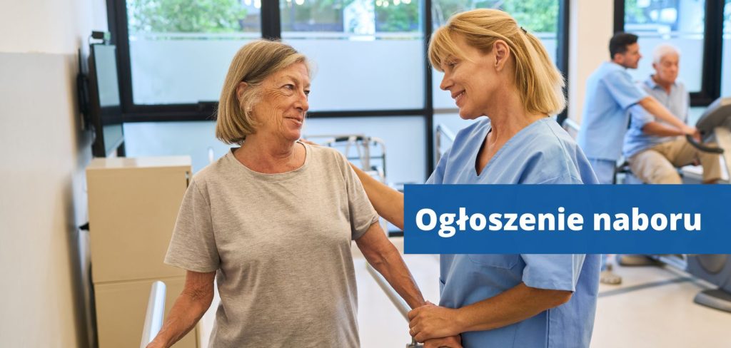 Pielegniarka uśmiecha się do pacjentki