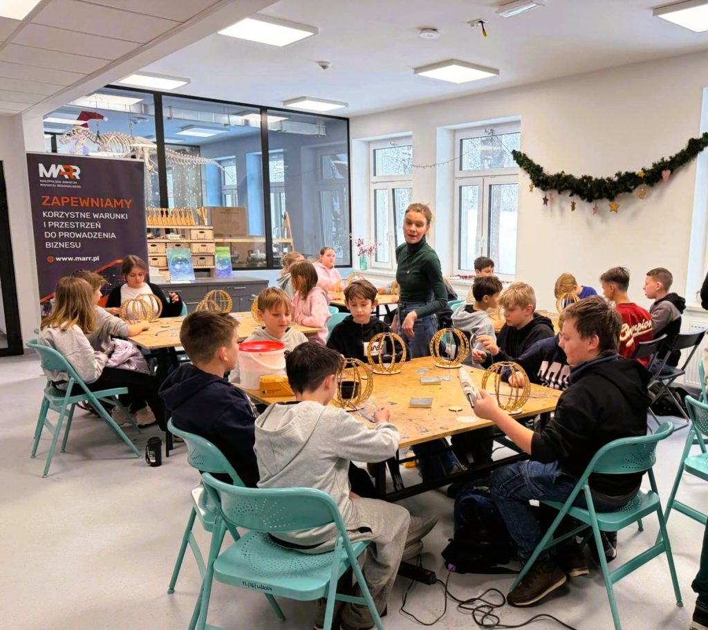 Klasa z uczniami pracująca nad pracami technicznymi