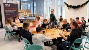 Klasa z uczniami pracująca nad pracami technicznymi