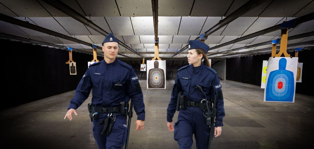 2 policjantów na strzelnicy