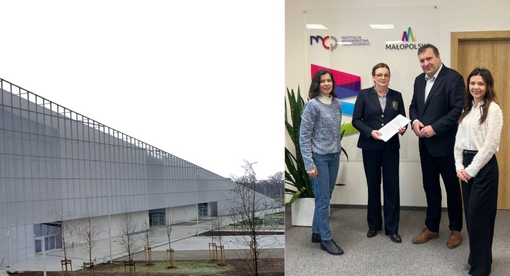 Obok dyrektora Małopolskiego Centrum Przedsiębiorczości Adama Ślusarczyka stoi dyrektor Cogiteonu dr Barbara Woźniak, Magdalena Parysz p.o kierowniczki komórki ds. Rozwoju Społeczeństwa Wiedzy oraz Agnieszka Przyłucka główna specjalistka ds. projektów