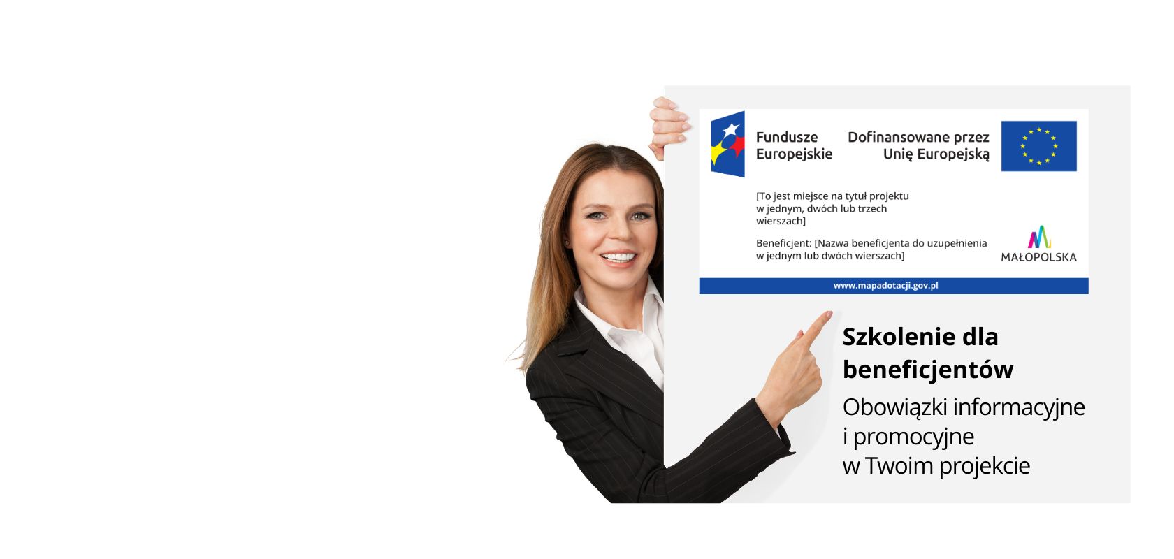 Kobieta pokazujaca plakat na ktorym jest informacja o szkoleniu
