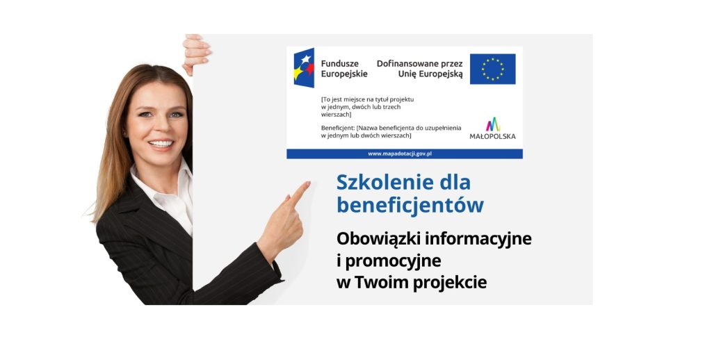 Kobieta pokazująca plakat na którym jest informacja o szkoleniu