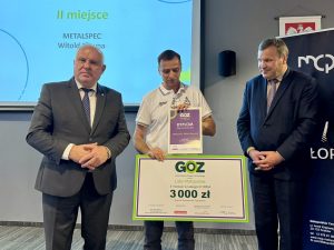 Przedstawiciel firmy METALSPEC po odebraniu nagrody