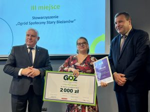Przedstawicielka Stowarzyszenia „Ogród Społeczny Stary Bieżanów” po odebraniu nagrody