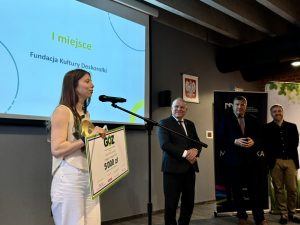 Przedstawicielka Fundacji Kultury Deskorolki po odebraniu nagrody