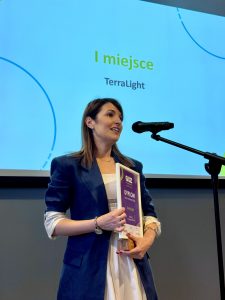 Przedstawicielka firmy TerraLight po odebraniu nagrody